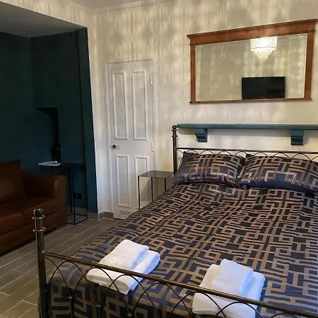 Gated Stunning Period In Vibrant Apartment *