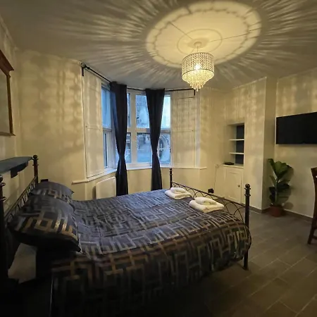Gated Stunning Period In Vibrant Bristol