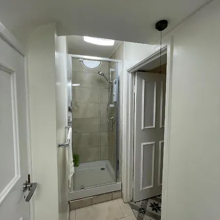 Gated Stunning Period In Vibrant Apartment *